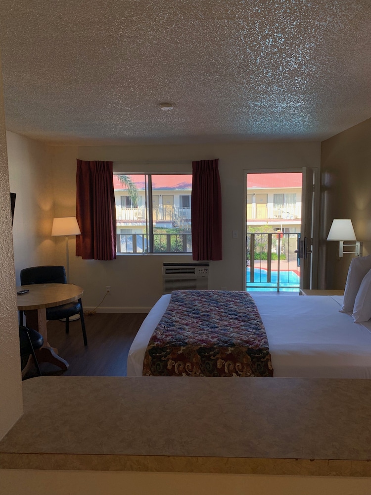 California Suites Hotel - photo 22