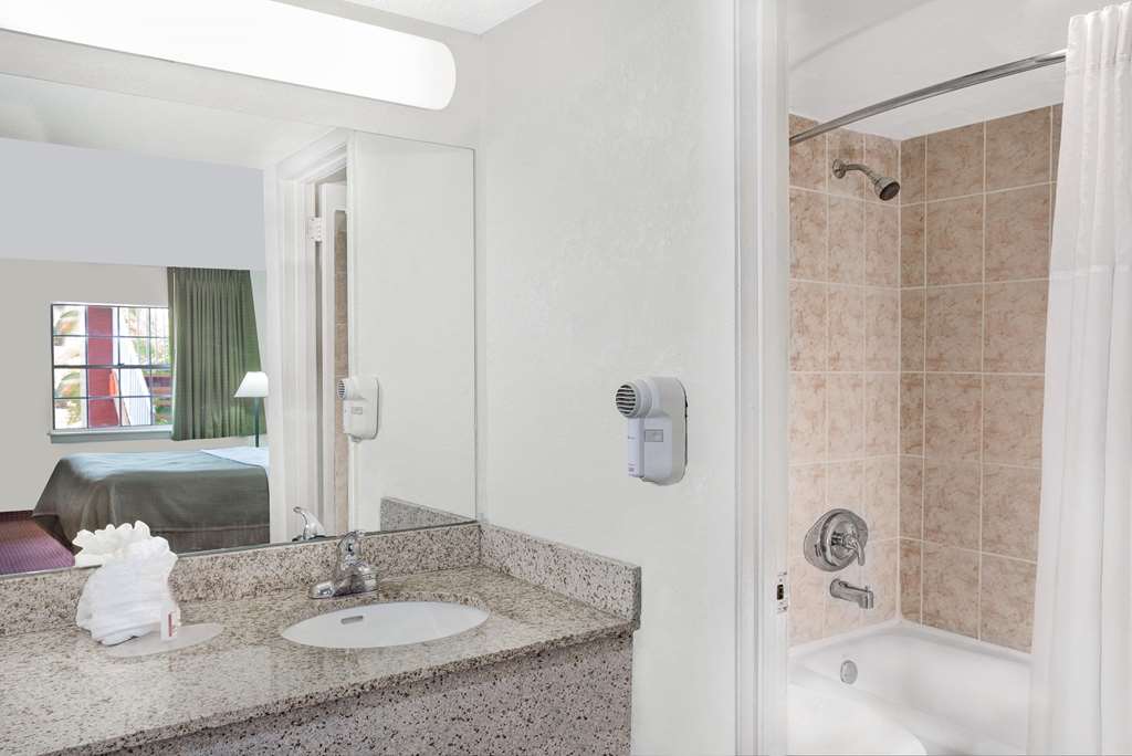 Howard Johnson by Wyndham Ft. Myers FL - photo 8