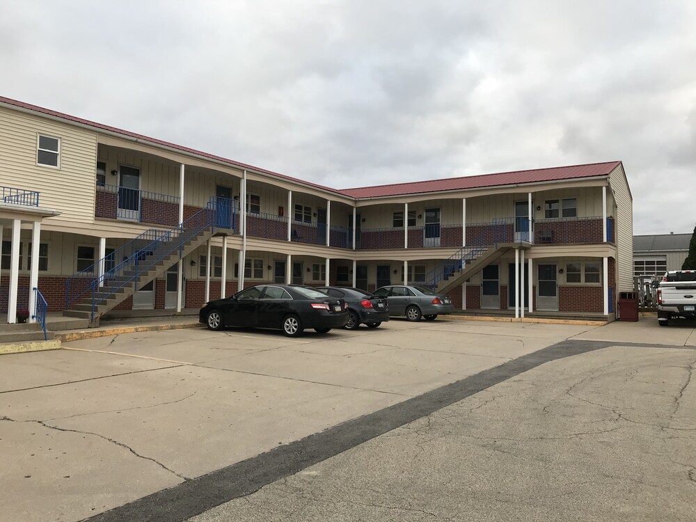 Colonial Inn Dyersville - photo 44
