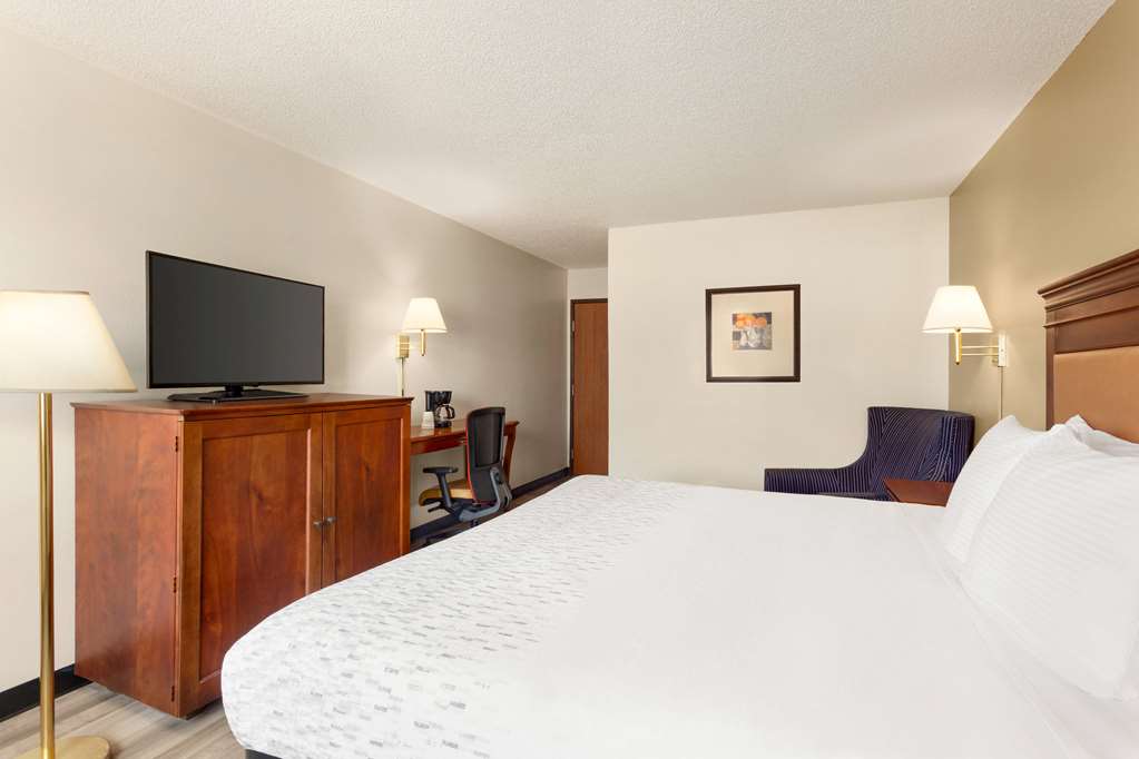 Baymont by Wyndham Hutchinson - photo 8