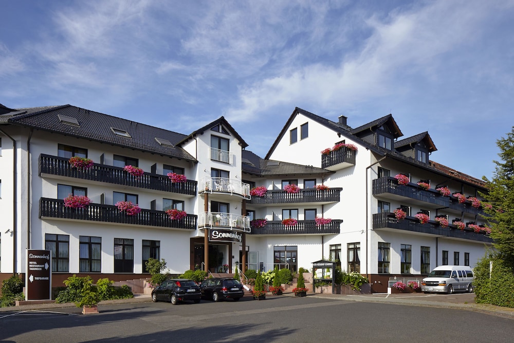 Hotel Restaurant Sonnenhof — 4-Star Luxury Hotel in Frankfurt Am Main, Germany