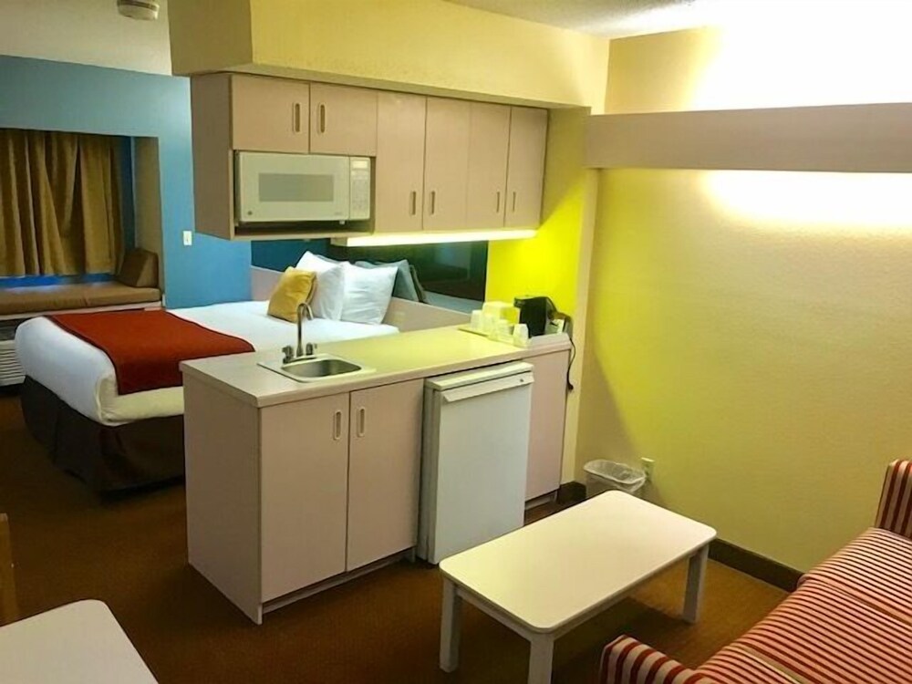 Microtel Inn & Suites by Wyndham Kansas City Airport - photo 5