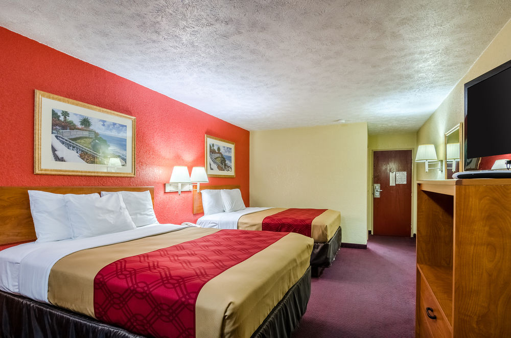 Econo Lodge Interstate 35 Exit 183 - photo 18