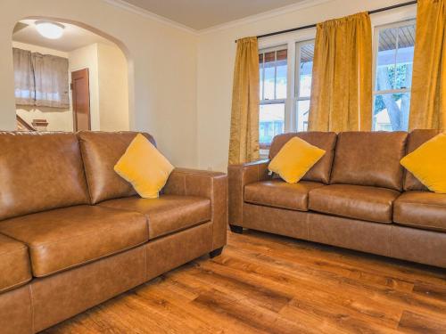 Soft Sheets & Sweet Dreams 3 Bedroom Home with Driveway — 4-Star Luxury Hotel in Niagara Falls, United States