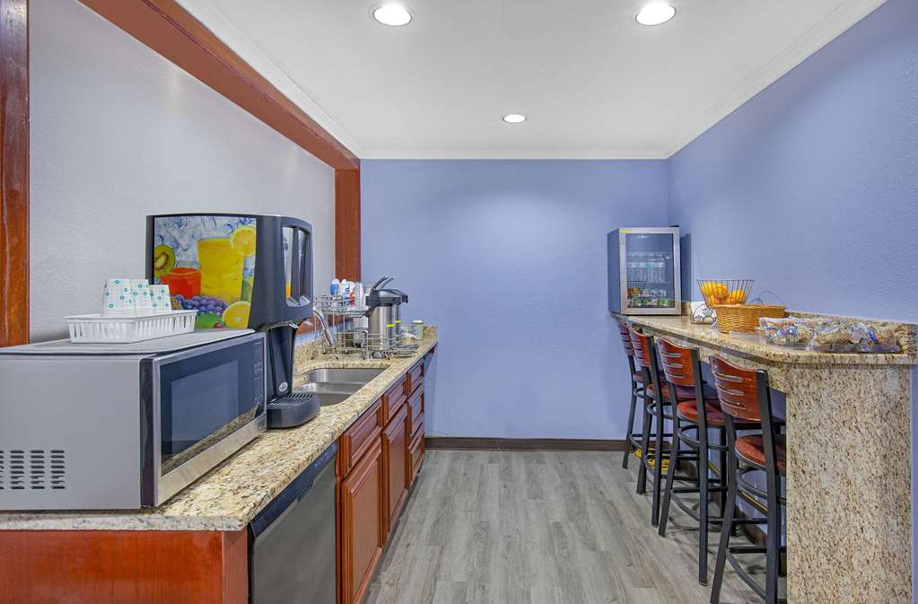 Days Inn by Wyndham Savannah - photo 37