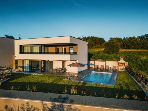 Beautiful Villa Angelina with Private Pool and Sauna — 4-Star Luxury Hotel in Kastelir, Croatia