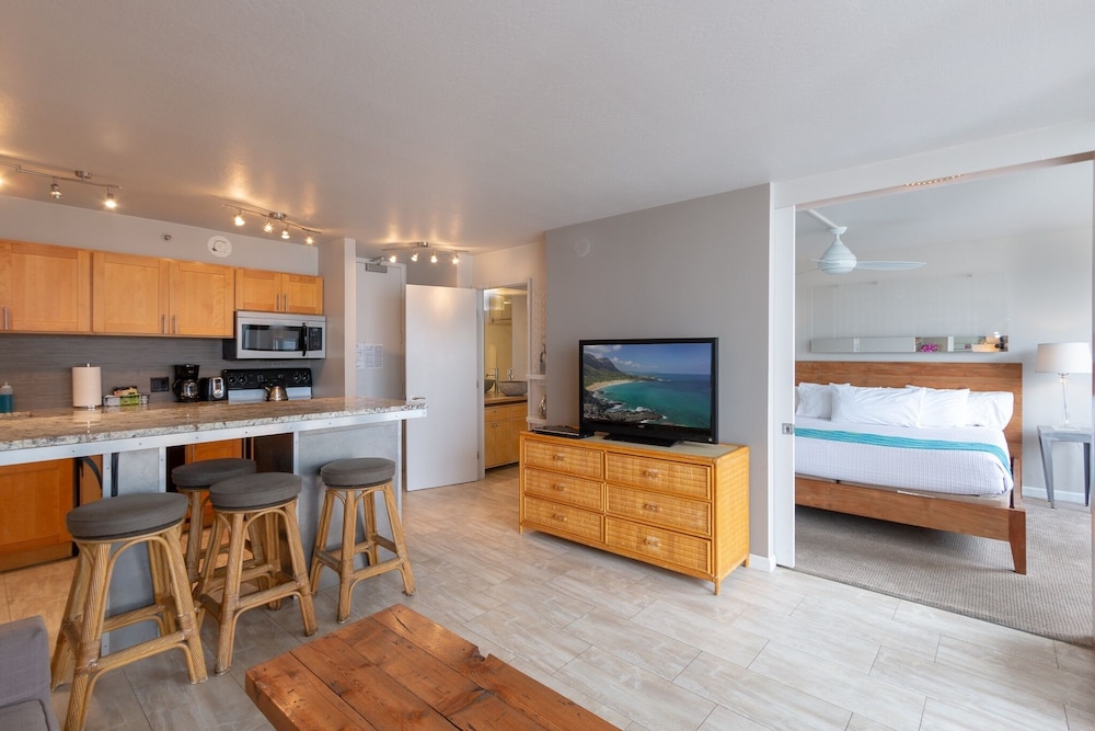 High Level Waikiki Condo Enjoy Ocean Views From Your Private Lanai by Koko Resort Vacation Rentals - photo 3
