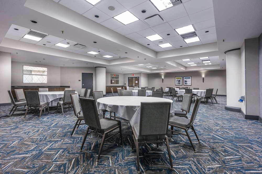 Embassy Suites by Hilton Indianapolis Downtown - photo 56