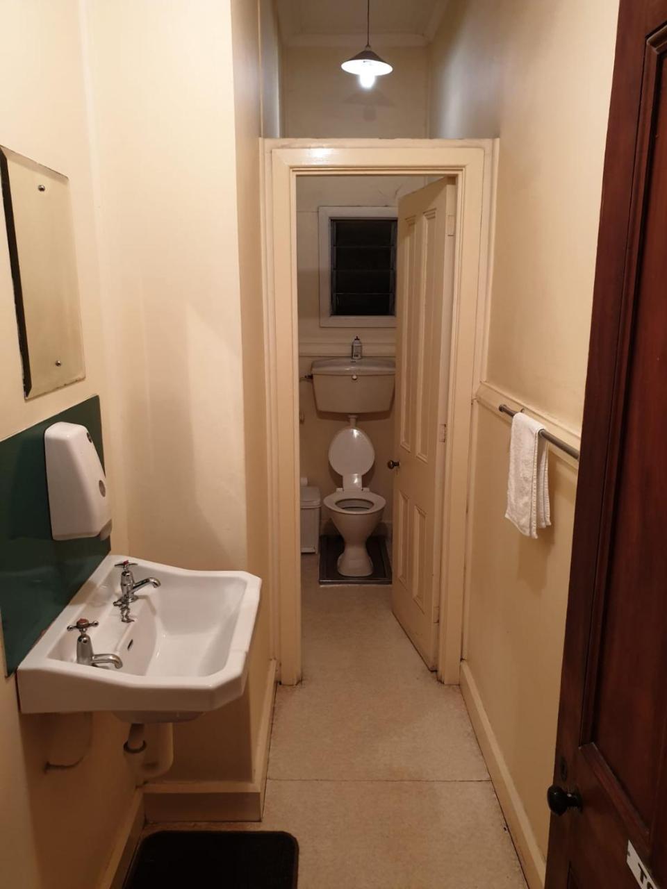 Railway Hotel — hotel in Winton