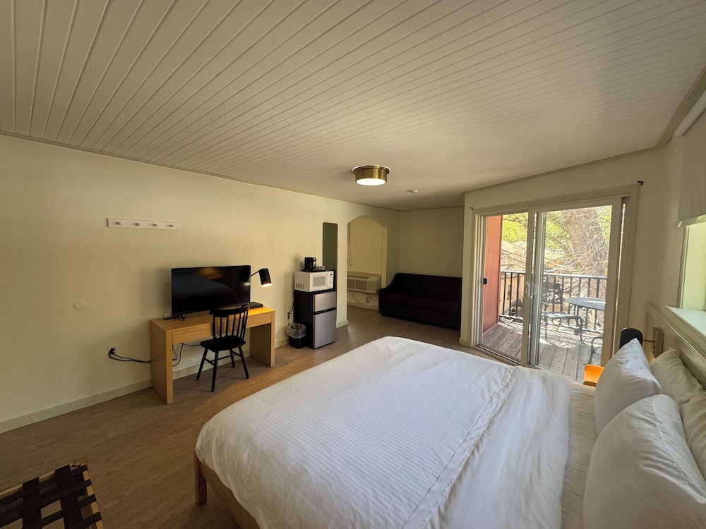 Pikes Peak Inn - photo 12