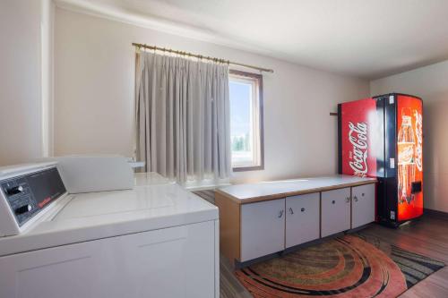 Econo Lodge Inn & Suites Escanaba North - photo 16