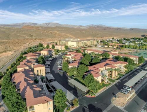 Beautiful 1BD condo in the desert onsite with pools playground horseshoes and more — 4-Star Luxury Hotel in Saint George, United States