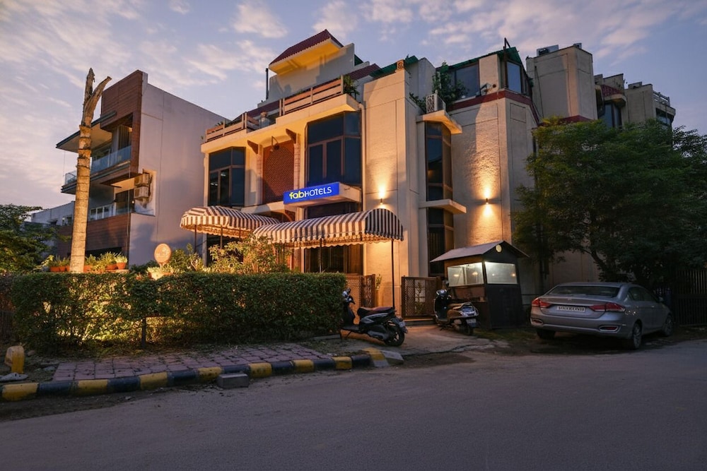 Fabhotel Siris 18