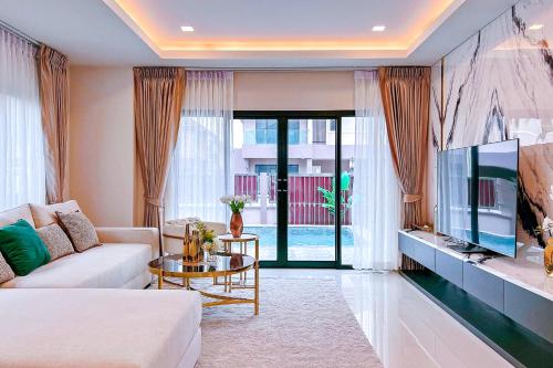 Charming Stylish Pool Villa 4Br 現代溫馨四臥 泳池獨棟別墅 — 4-Star Luxury Hotel in Bang Lamung, Thailand