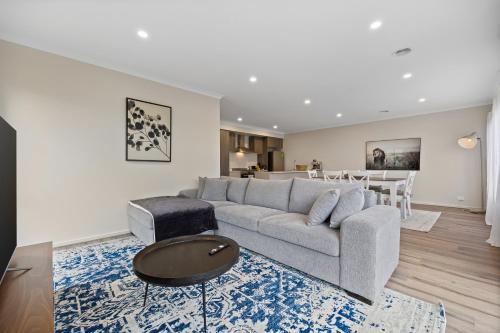 Ballarat Modern Oasis Stylish 3 bedroom 2 bathroom Retreat Newly build New appliances beds and furniture Walking distance to Shopping mall — 4-Star Luxury Hotel in Ballarat, Australia