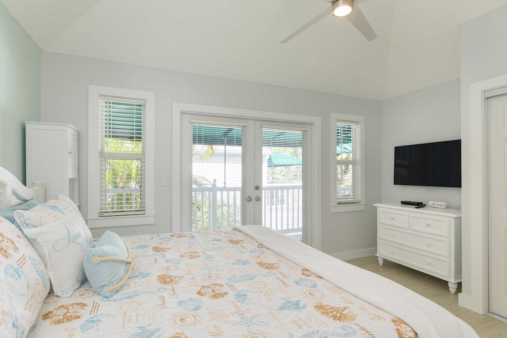Bahamian Reed by Avantstay Walk to Everything w Community Pool Month Long Stays Only - photo 17