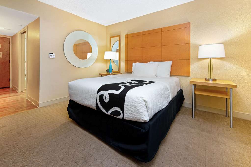 La Quinta Inn & Suites by Wyndham Coral Springs South - photo 29