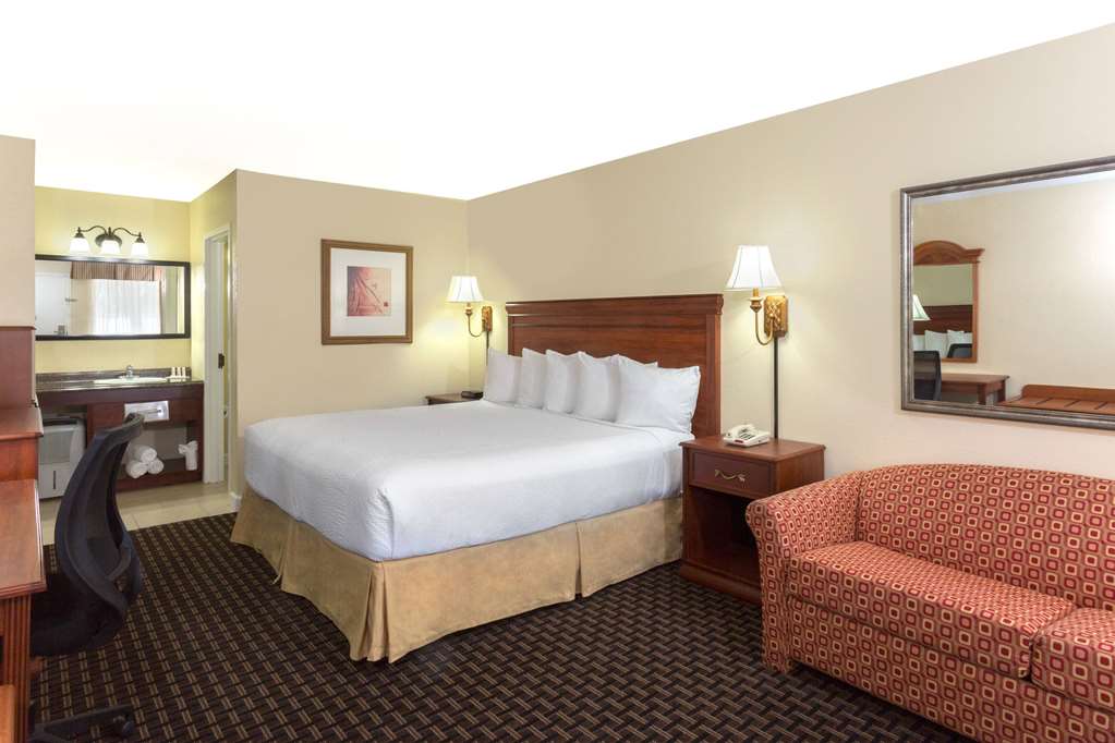 Days Inn by Wyndham Port Charlotte Punta Gorda - photo 9