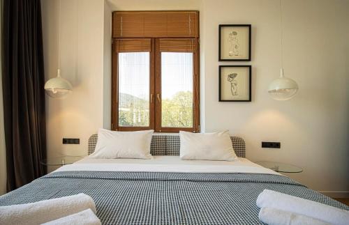 Chic 2BR Center Apt with View By Wehost