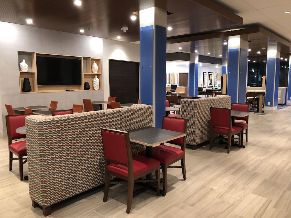 Holiday Inn Express & Suites Racine by IHG - photo 39