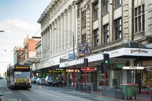 Romantic Retreat with Garden — 4-Star Luxury Hotel in Melbourne, Australia