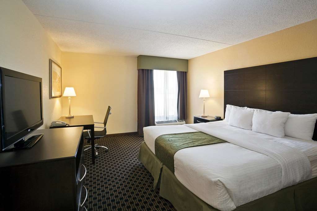 La Quinta Inn & Suites by Wyndham Salina - photo 35