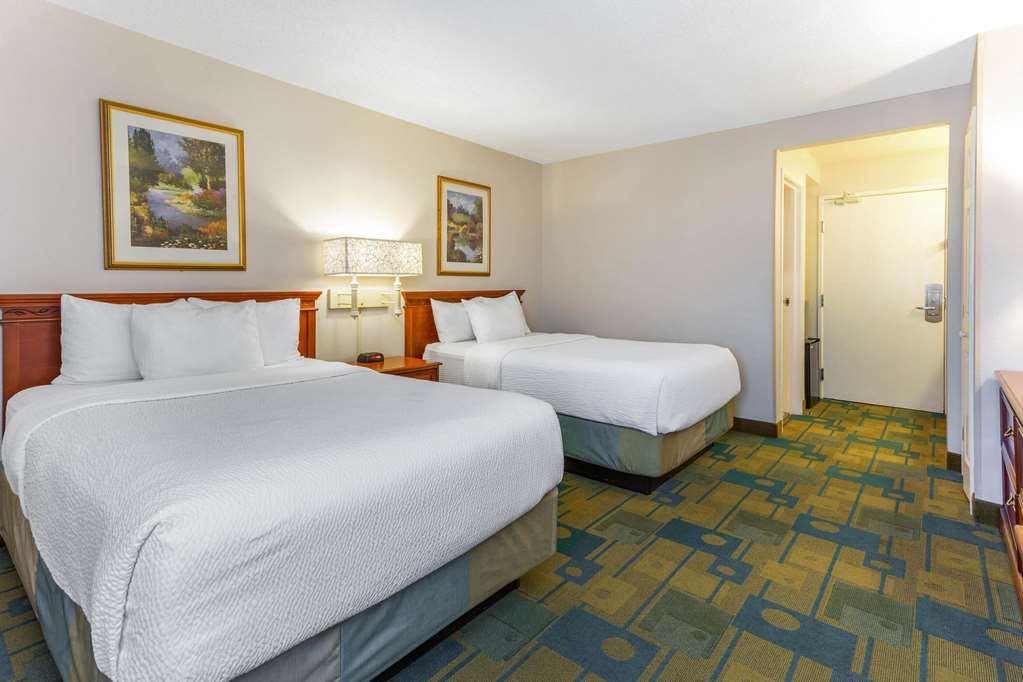 La Quinta Inn & Suites by Wyndham Chicago Gurnee - photo 28