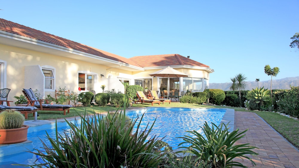 Somerset Sights Bed and Breakfast — 4-Star Luxury Hotel in Cape Town, South Africa