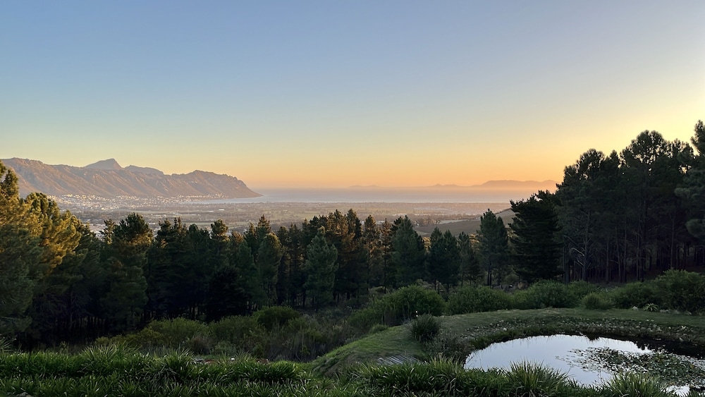 Lalapanzi Lodge — 4-Star Luxury Hotel in Cape Town, South Africa