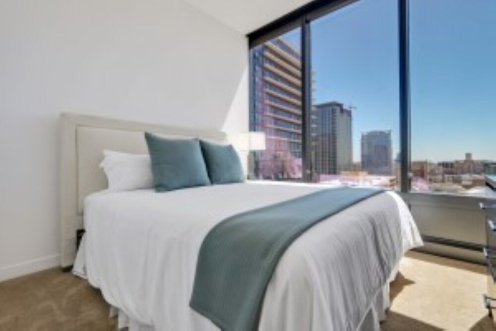 Global Luxury Suites at Figueroa Street - photo 2