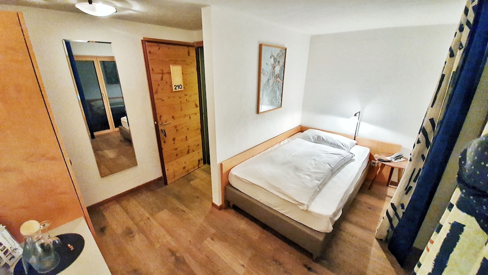 Hotel Rovanada Wellness & BergNatur — Vals Platz — photo 5