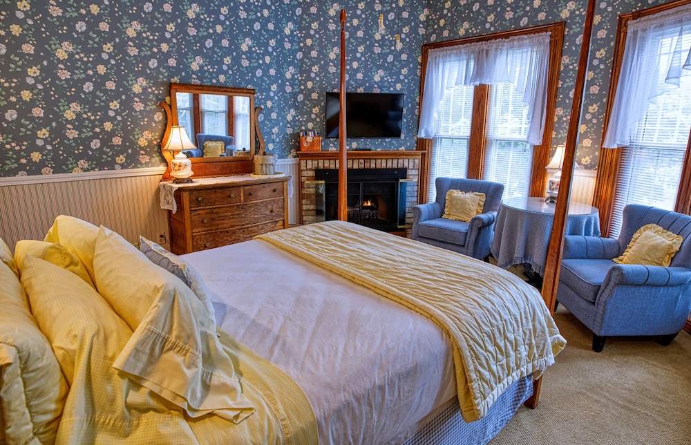 Rockwell Falls Inn and Wine Bar - photo 23