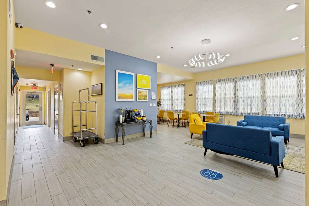 Days Inn & Suites by Wyndham Euless DFW Airport South - photo 11