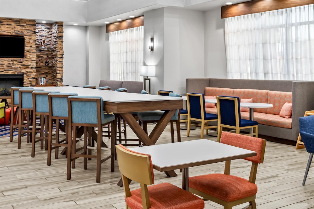 Hampton Inn & Suites Farmington - photo 31