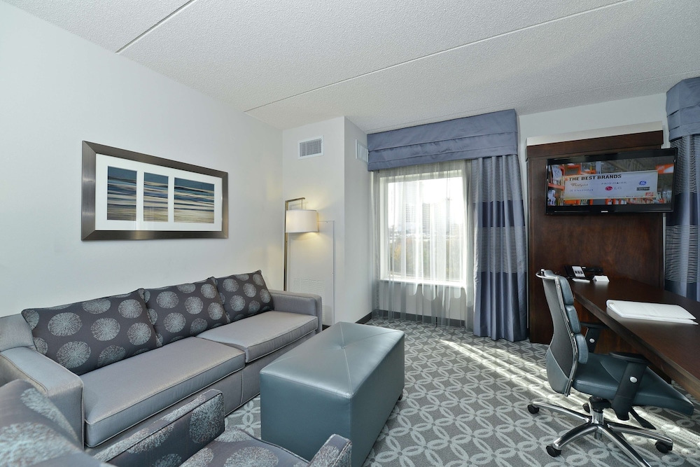 Hampton Inn & Suites Greensboro Coliseum Area - photo 15