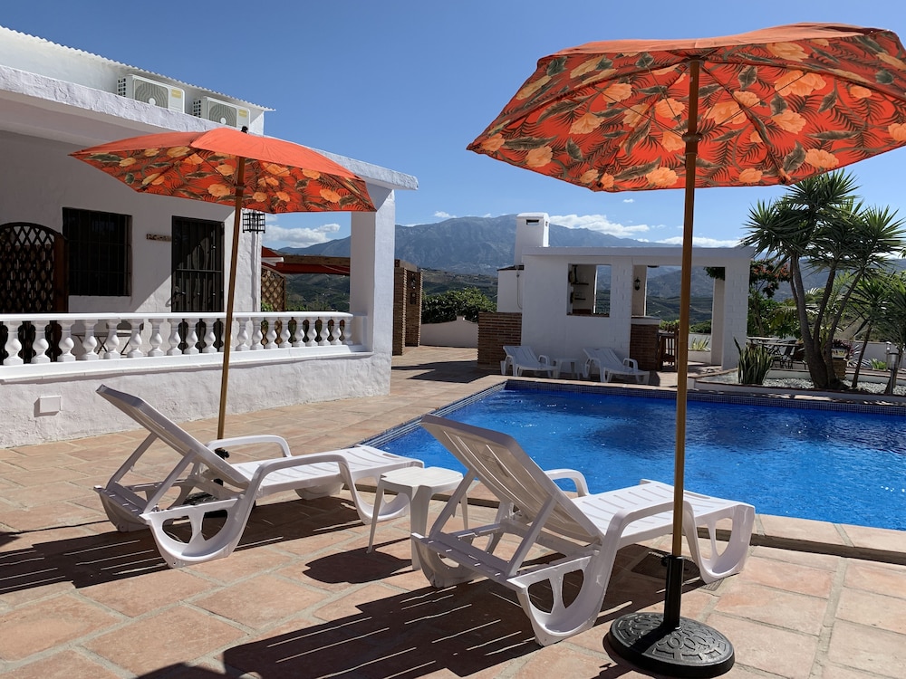 Casa Bambú Boutique Studios Andalusië with pool and Mountain Views — 4-Star Luxury Hotel in Velez-Malaga, Spain