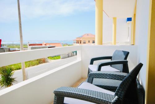 Carlos House Baleal beach Sunny balcony Shared pool — 4-Star Luxury Hotel in Ferrel, Portugal