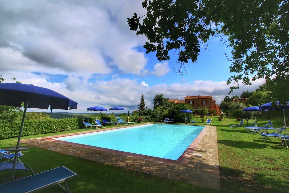 Farmhouse in Castiglione Dorcia — 4-Star Luxury Hotel in Castiglione D'orcia, Italy
