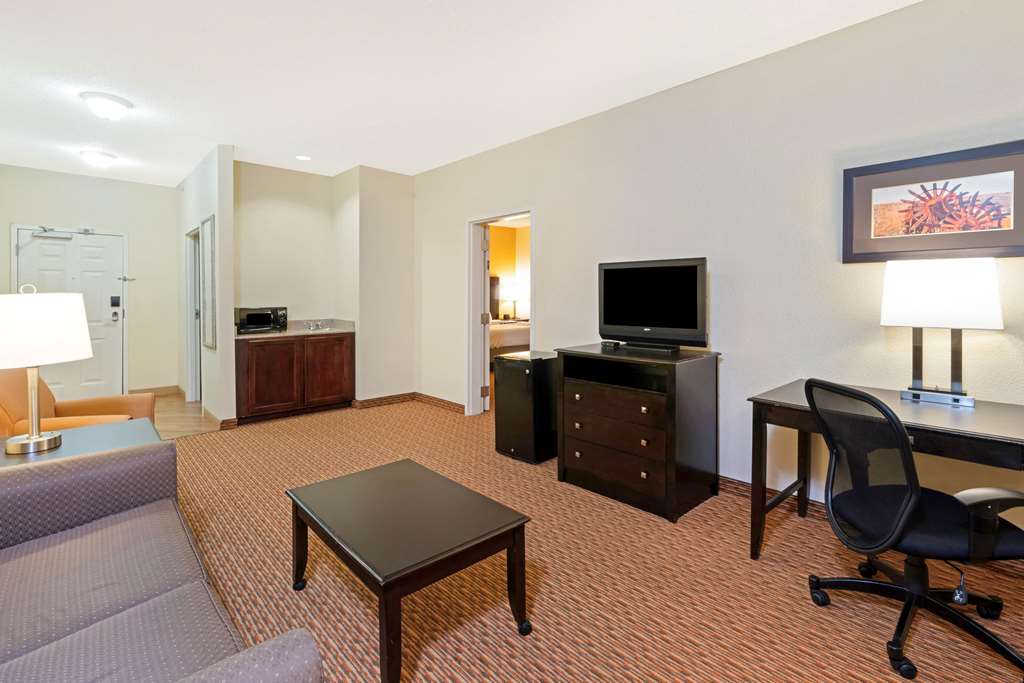 La Quinta Inn & Suites by Wyndham Stillwater University Area - photo 21
