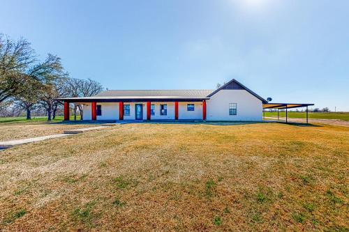 Expansive Dog Friendly 3br With Pond Pool Patio — Cameron
