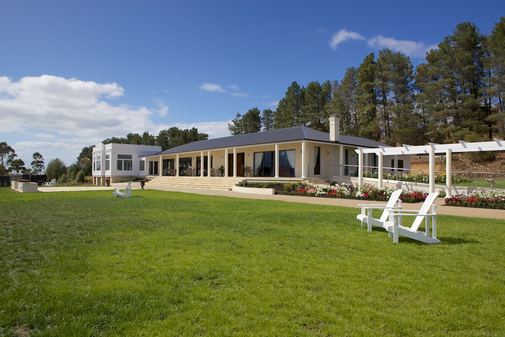 Riversdale Estate Cottages — 4-Star Luxury Hotel in Cambridge, Australia