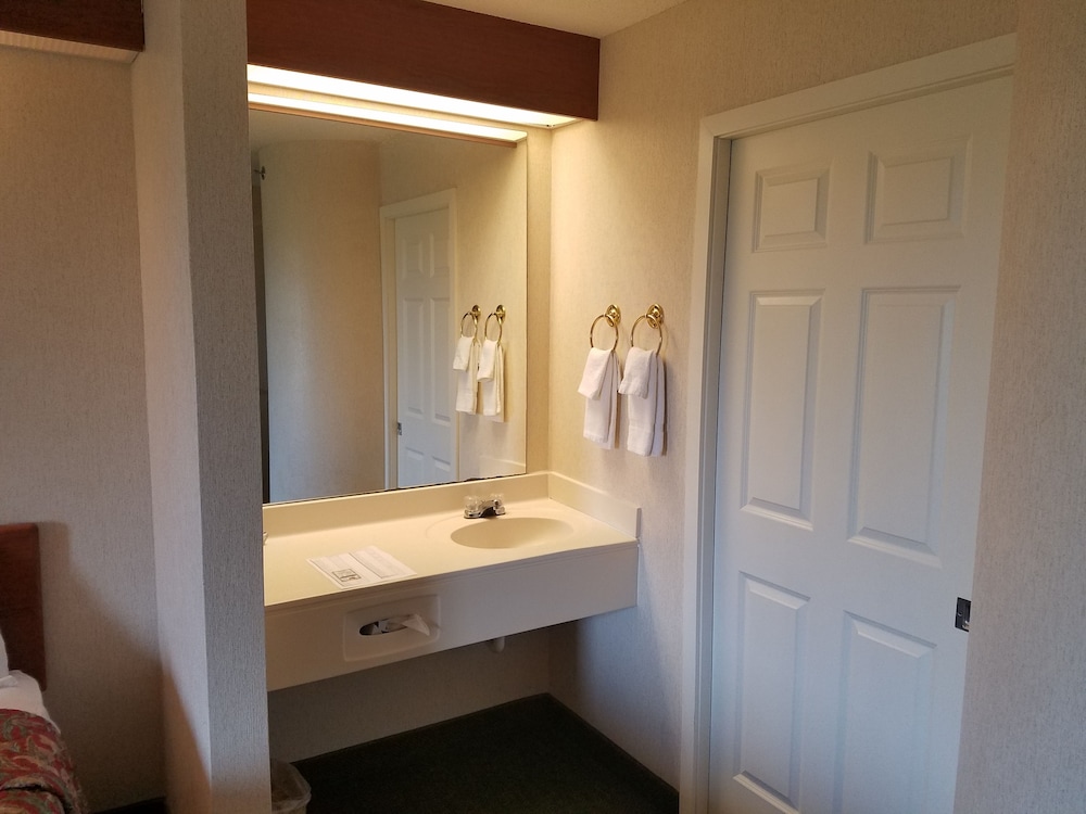 Syracuse Inn & Suites - photo 24