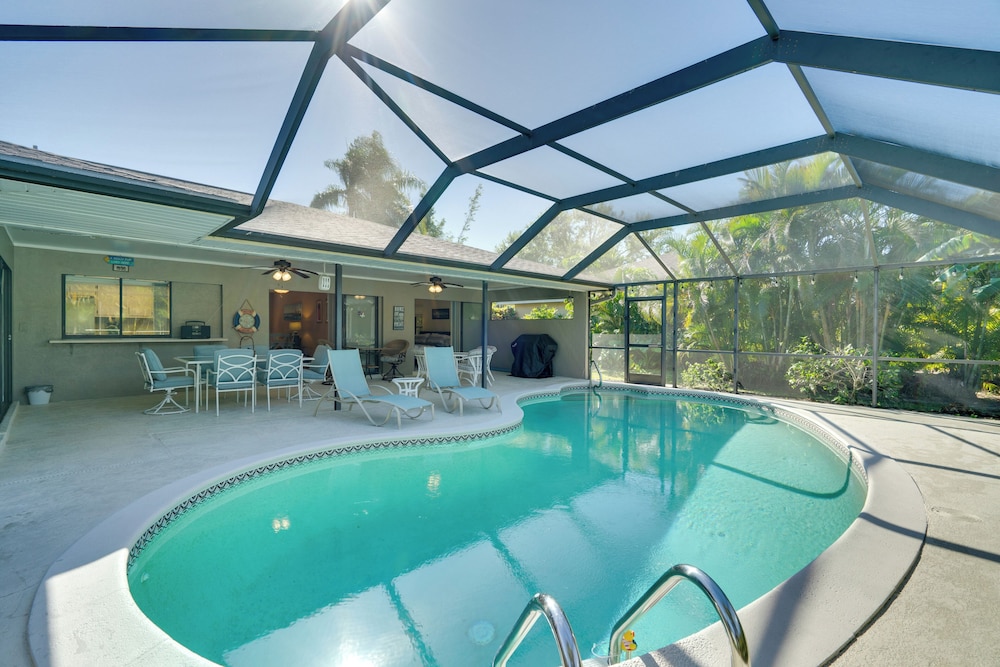 Coastal Retreat with Grill 4 Mi to Dtwn Cape Coral