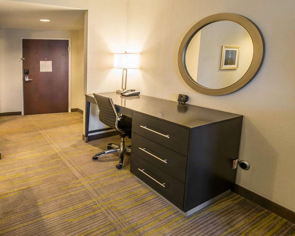 Comfort Suites Miami Airport North - photo 20