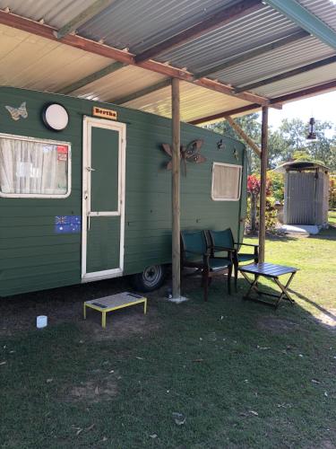 BERTHA caravan River Heads - last minute hotel in River Heads