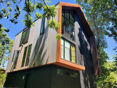 This Deluxe Modern New 3 Story Home With Central Ac Offers The Best Of Bozeman — 4-Star Luxury Hotel in Bozeman, United States