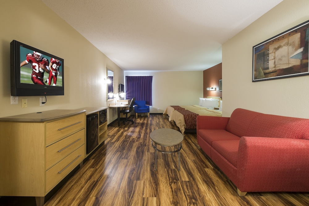 Red Roof Inn & Suites Philadelphia Bellmawr - photo 8