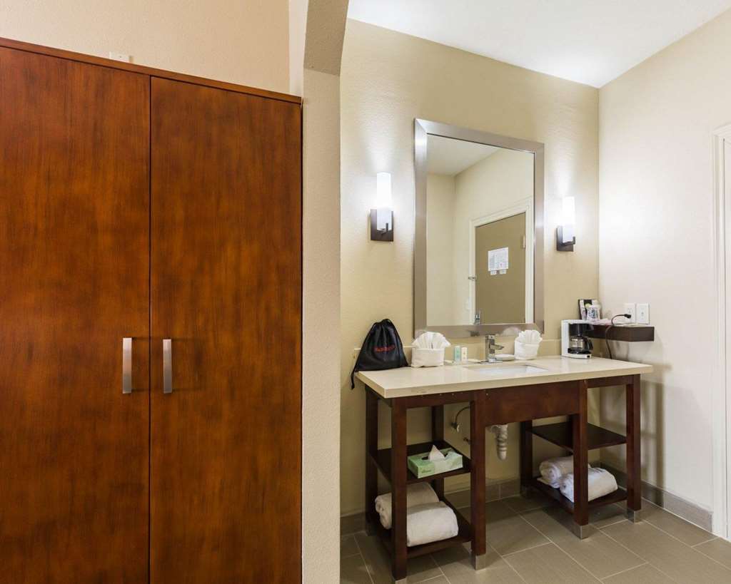 Econo Lodge Inn & Suites East - photo 18