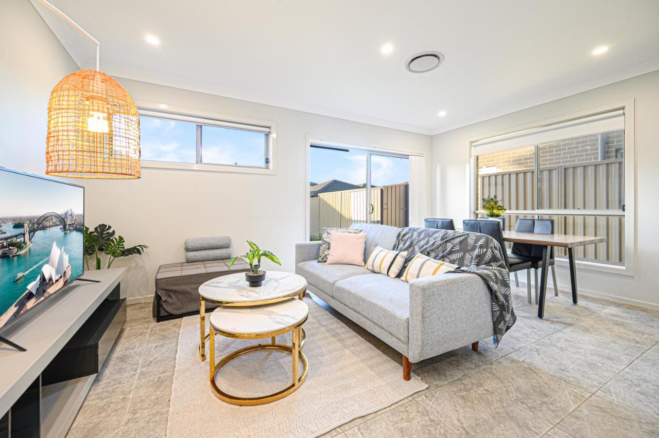 Bardia Convenient Adorable Modern 4 Br House — 4-Star Luxury Hotel in Ingleburn, Australia