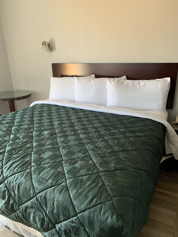Blue Bay Inn & Suites - photo 23